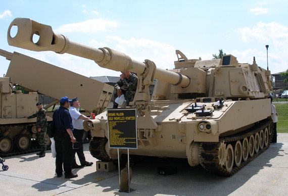 图文:m109a6自行榴弹炮向公众展示