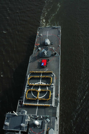 图文:台湾海军基德舰俯视图