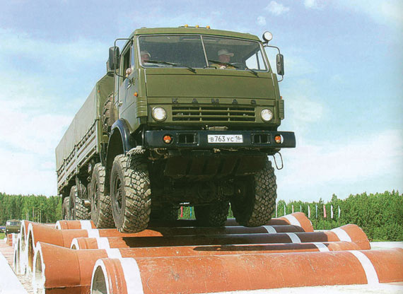 图文:卡玛斯公司生产的8×8型军用卡车