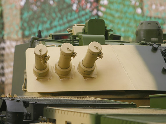 图文:新型两栖步兵战车右侧炮塔烟雾发射装置特写