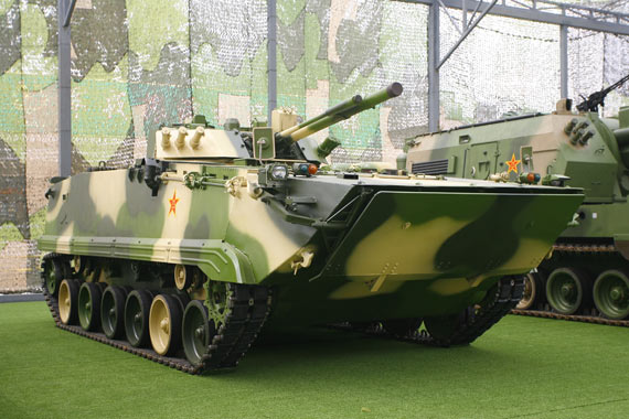 图文:国产新型两栖步兵战车侧视图