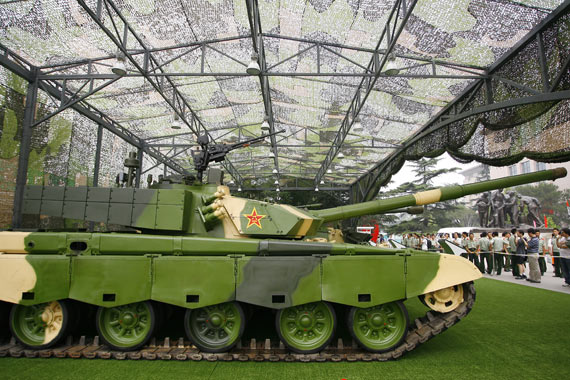 展会上展示了包括99式坦克,两栖步兵战车等数十件国产最新型陆空主战