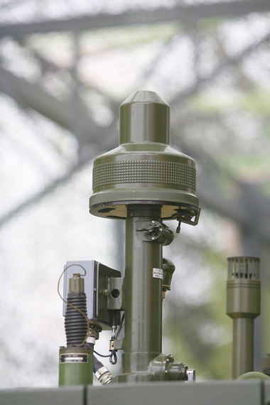 图文:99坦克炮塔顶部横风传感器