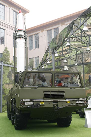 图文:东风11地地战术导弹发射车特写