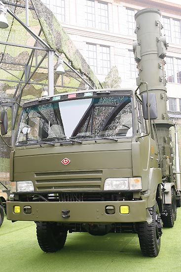 图文:东风21地地导弹发射车正面