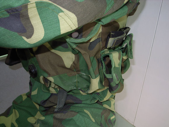 模型人身着我军新型单兵战术背心7月16日,纪念中国人民解放军建军八十