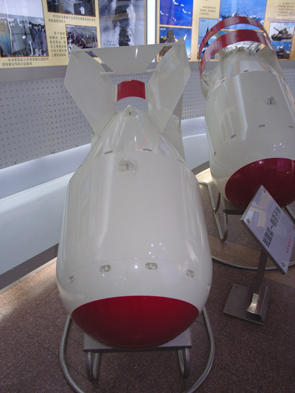 图文:中国首枚原子弹正视图