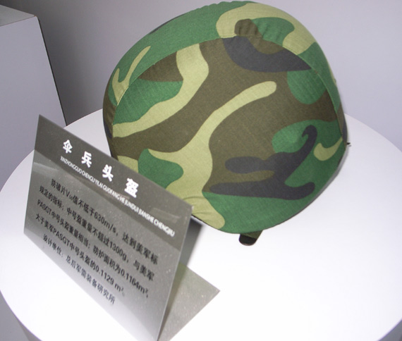 图文:国产新型伞兵作战头盔