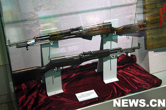 图文:民兵代表赠授的国产56式半自动步枪