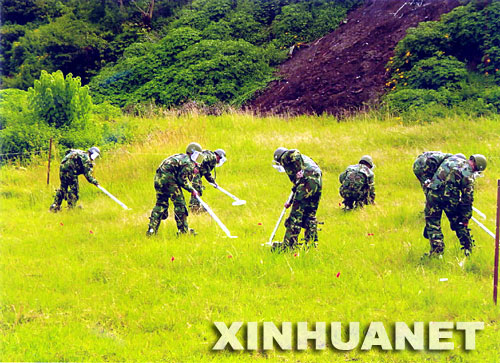 图文中国维和部队工兵分队在探测爆炸物
