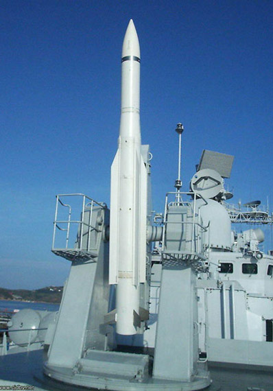 资料图:中国海军现代级驱逐舰上竖起的sa-n-7施基利防空导弹记:中远程
