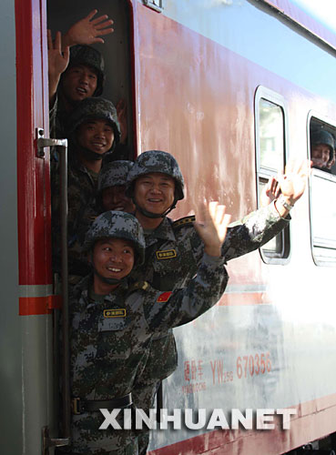 图文：参加演习部队官兵向送行者挥手告别_新浪军事_新浪网