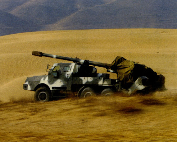 图文:新型车载155毫米车载火炮机动