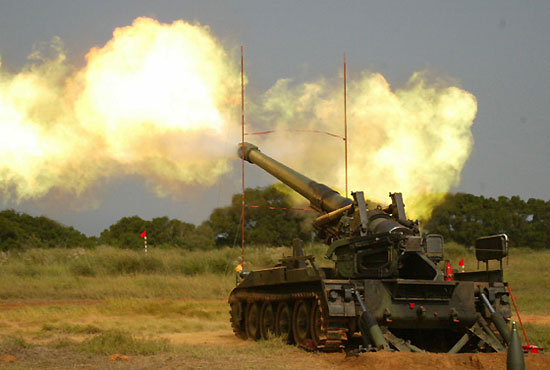 图文:台军m110a2自行火炮实弹发射