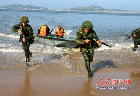 图文舟山警备区侦察队队员进行登陆训练