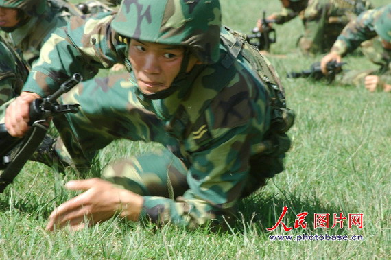 图文:战士们训练时匍匐前进