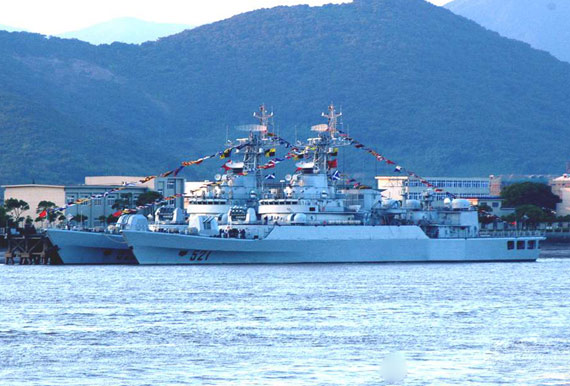 图文:东海舰队装备的新型导弹护卫舰