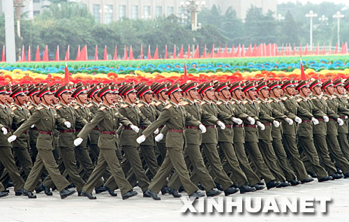 1999年10月1日,有着"将军摇篮"美誉的国防大学学员组成的将校方队通过