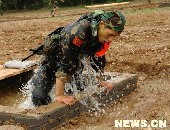 组图:特战队员特种障碍比武中通过涵洞