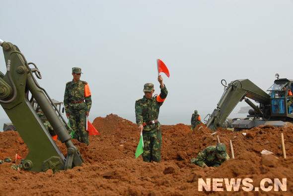 组图:工兵构筑战场指挥所_新浪军事_新浪网
