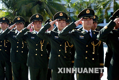 图文:武警海南省总队07式服装换装仪式