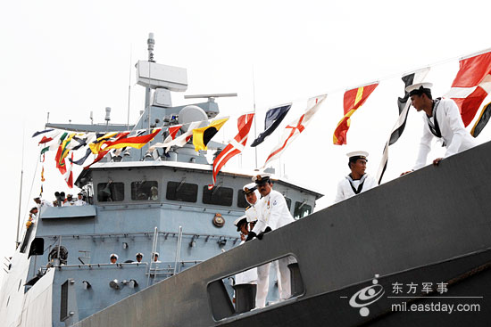 图文:吉打号巡逻舰挂满旗