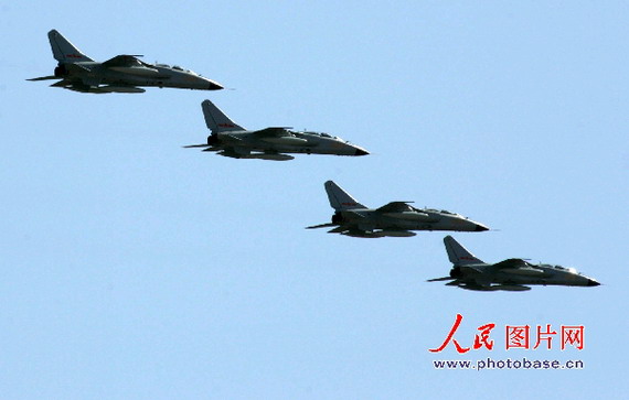 图文:国产飞豹歼击轰炸机空中编队