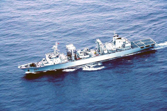 图文:俯视中国海军出访887微山湖号综合补给舰