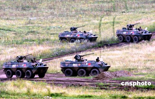 图文:解放军92式步兵战车向敌目标实施快速机动