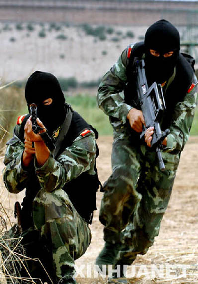 图文:武警举行反恐突击演练