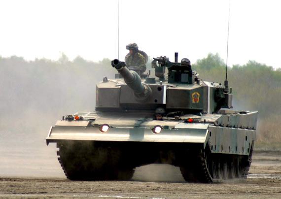 图文:日本三菱重工生产的90式主战坦克