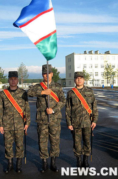 组图:上合军演各国参演士兵与国旗