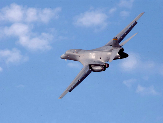 图文:美国空军b-1b隐身战略轰炸机升空