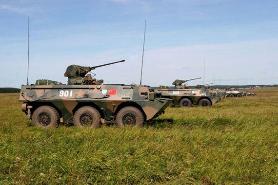 图文:解放军参演92轮式步战车呈战斗队形