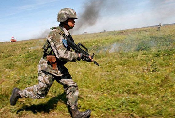 图文:解放军参演特种兵跑向战位