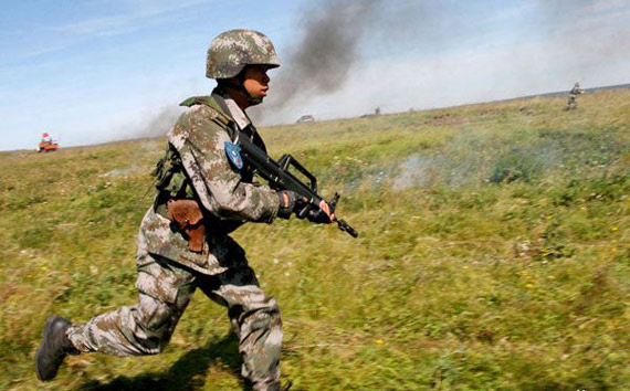 图文演习快速机动的中国士兵