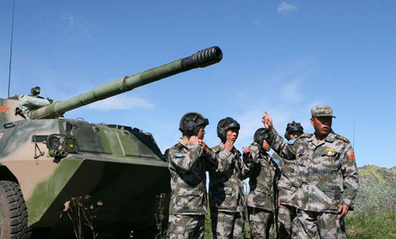 图文:军演前轮式突击炮班接受任务