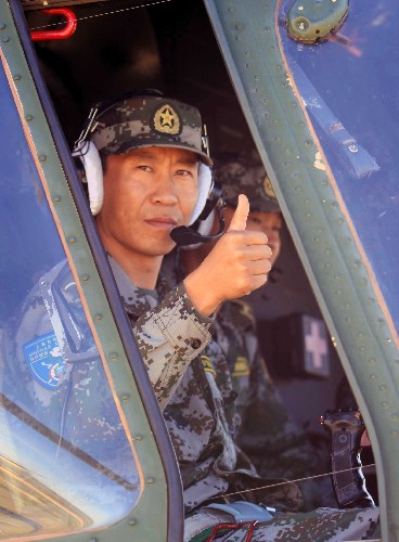 新华社记者 王建民摄8月16日,"和平使命―2007"联合反恐军演联合导演