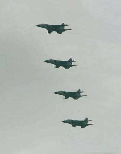 图文飞豹战机四机编队飞往演习空域