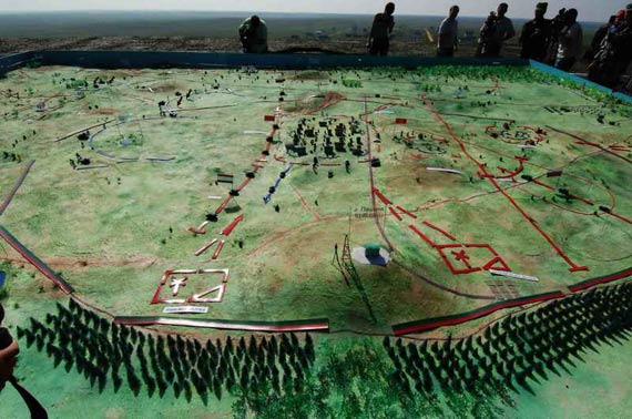 图文:军演现场参观台前摆放的大型沙盘