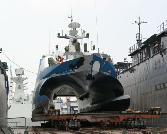 图文:准备下水的中国022隐身导弹艇