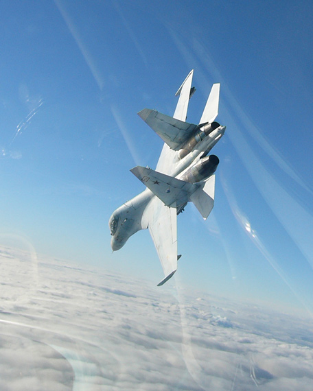 图文苏27战机具有优越的机动性能