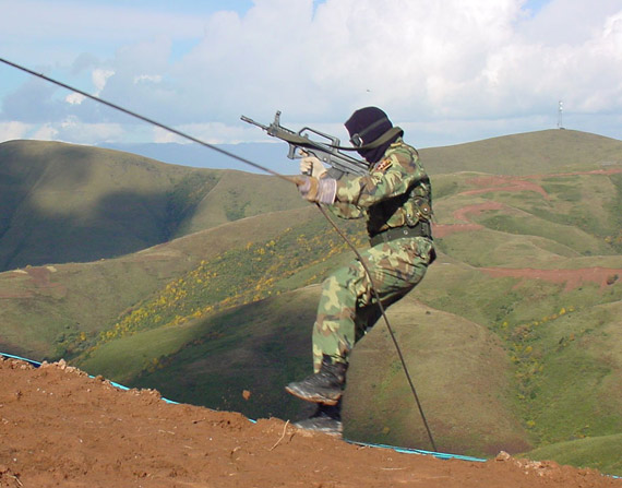 图文:中国特种部队士兵山地作战训练