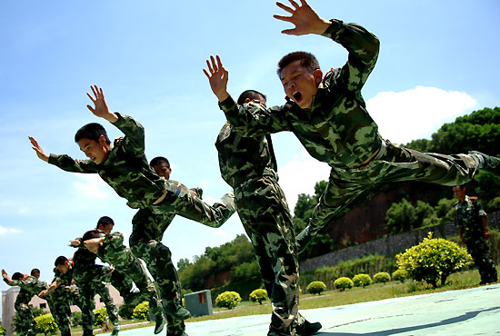 图文:武警平时训练也极为严格