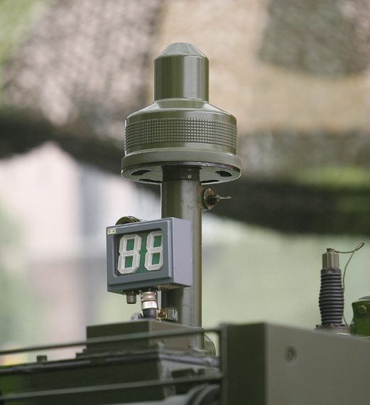 图文99式坦克顶部安装的横风传感器