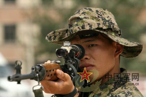 组图:北京军区侦察兵狙击手射击冠军