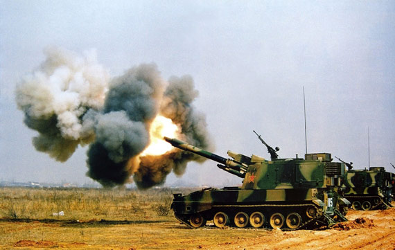 图文:解放军涂装的plz45型自行火炮实射