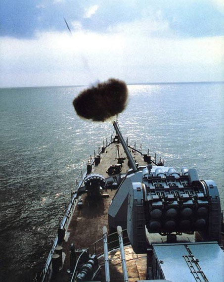 图文:中国海军主力战舰主炮对空射击