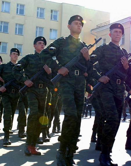 图文俄罗斯内务部队持枪列队行进