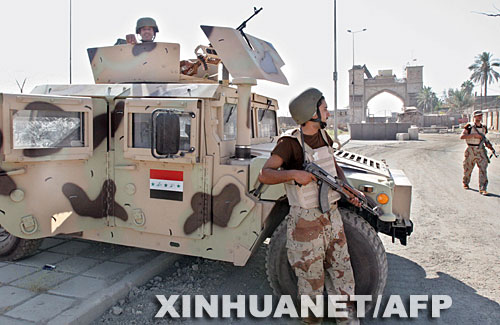 图文:伊拉克士兵在巴士拉宫大门外警戒